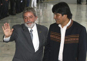 Los presidentes Luiz Inácio Lula da Silva (Brasil) y Evo Morales (Bolivia), durante la firma del acuerdo gasífero