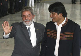 Los presidentes Luiz Inácio Lula da Silva (Brasil) y Evo Morales (Bolivia), durante la firma del acuerdo gasífero. (AP) Los presidentes Luiz Inácio Lula da Silva (Brasil) y Evo Morales (Bolivia), durante la firma del acuerdo gasífero