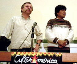 El líder agrícola José Bové, impulsor del movimiento antiglobalización, junto al presidente de Bolivia, Evo Morales