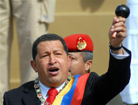 El presidente de Venezuela, Hugo Chávez, tocando una maraca durante su toma de posesión