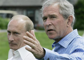 Los presidentes Vladimir Putin y George W. Bush, durante su encuentro en Maine