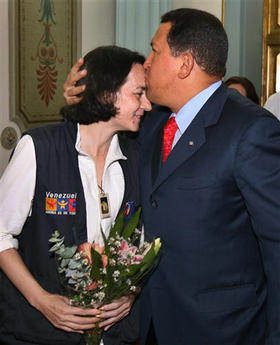 El presidente venezolano Hugo Chávez besa a Clara Rojas tras su liberación