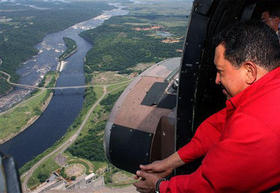 Hugo Chávez, sobrevolando el río venezolano Caroní, cerca de Puerto Ordaz. (AP)