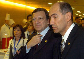 El presidente de la Comisión Europea, Durao Barroso (izq.), junto al primer ministro de Eslovenia Janez Jansa, durante la ceremonia de presentación del euro