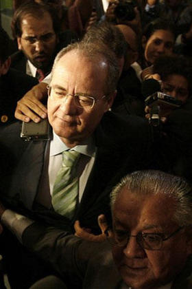 Renan Calheiros (al centro), presidente del Senado de Brasil, antes del debate legislativo sobre su continuidad
