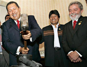 Hugo Chavez, con un martillo en la mano, durante la Cumbre de la Comunidad Sudamericana de Naciones