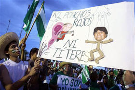 'Ni ponchos rojos ni títeres', reza un cartel en la manifestación de un millón de personas en Santa Cruz. (AP)