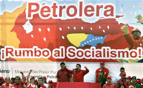 El presidente de Venezuela Hugo Chávez, durante un mitin con obreros