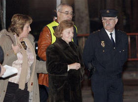 La ex presidenta argentina Isabel Martínez de Perón (al centro), se presenta ante la justicia española