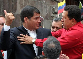 Los presidentes de Ecuador y Venezuela, Rafael Correa (izq.) y Hugo Chávez, durante la visita de este último a Quito