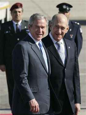 El presidente norteamericano George W. Bush (izq.), junto al primer ministro israelí Ehud Olmert