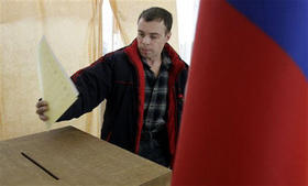Un ciudadano ruso deposita su voto en las pasadas elecciones regionales