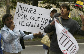 Protesta contra Hugo Chávez en las afueras de la Embajada de Venezuela en Bogotá. (AP)