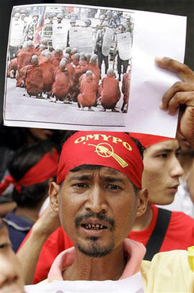 Un birmano protesta frente a la embajada de su país en Tailandia. (AP) Un birmano protesta frente a la embajada de su país en Tailandia