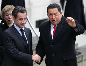 Los presidentes Hugo Chávez, de Venezuela, y Nicolas Sarkozy, de Francia. (AP)