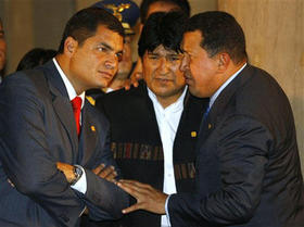 El presidente de Venezuela, Hugo Chávez (dcha.), habla con sus homólogos Evo Morales (Bolivia, centro) y Rafael Correa (Ecuador, izq.)