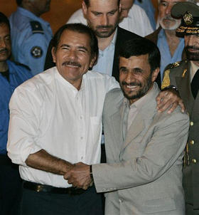 El presidente de Nicaragua, Daniel Ortega (izq.), junto al iraní Mahmoud Ahmadineyad