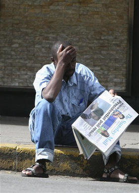 Un zimbabuense lee un periódico en Harare. (AP)
