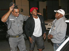 Guillermo Rigondeaux (dcha.) y Erislandy Lara (centro), a su llegada a una estación de policía en Río de Janeiro. (AP)