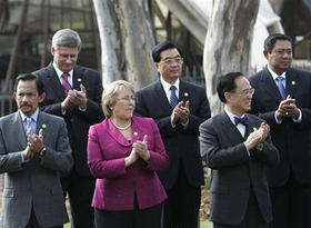 La presidenta de Chile, Michelle Bachelet (al centro), durante el Foro de Cooperación Económica Asia Pacífico. (AP)