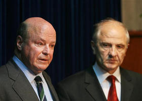Frank Wisner, representante de EE UU para la negociación en Kosovo, y Fatmir Sejdiu, presidente de Kosovo. (AP) Frank Wisner, representante de EE UU para la negociación en Kosovo, y Fatmir Sejdiu, presidente de Kosovo. (AP)