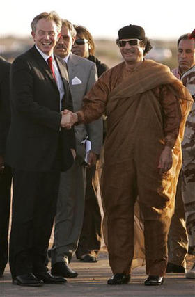 El primer ministro británico Tony Blair visita al gobernante libio Gadhafi, durante su gira de despedida por África. (AP) El primer ministro británico Tony Blair visita al gobernante libio Gadhafi, durante su gira de despedida por África