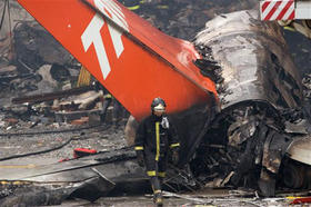 Restos del Airbus 320 siniestrado en el Aeropuerto de Congonhas