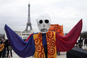 Protesta en París a favor de las víctimas del conflicto colombiano. (AP)
