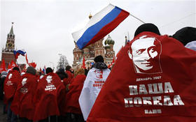 Activistas pro Kremlin celebran la victoria de Putin en la Plaza Roja de Moscú
