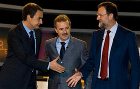 José Luis Rodríguez Zapatero (izq.) y Mariano Rajoy (dcha.), durante el primer debate televisivo. En el centro el moderador, Manuel Campo Vidal