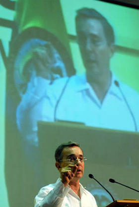 Álvaro Uribe, durante una asamblea en Cartagena, donde pidió firmeza para derrotar el terrorismo. (CN)