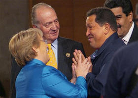 Bachelet, Chávez y el rey Juan Carlos, durante la Cumbre Iberoamericana. (AP)