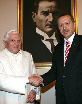 El papa Benedicto XVI y el primer ministro turco Recep Tayyip Erdoga, este martes en Ankara