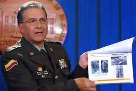 El jefe de la policía colombiana muestra documentos rescatados de la computadora de alias Raúl Reyes. (AP)