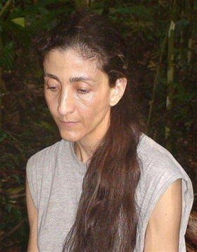 La ex candidata presidencial Ingrid Betancourt, en imagen de uno de los videos interceptados a las FARC. (AP) Ingrid Betancourt