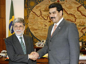 Los ministros de Exteriores de Brasil y Venezuela, Celso Amorim (izq.) y Nicolás Maduro, durante la reunión en el Palacio de Itamaraty. (AP)