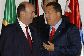 El vicepresidente cubano Carlos Lage (a la izquierda) y el mandatario venezolano, Hugo Chávez) Lage y Chávez