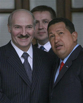 Chávez, durante el recibimiento al dictador de Bielorusia, Alexander Lukashenko. (AP)