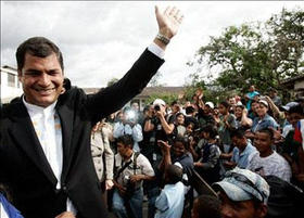 El presidente ecuatoriano, Rafael Correa, durante una visita a un albergue. (YAHOO). Rafael Correa