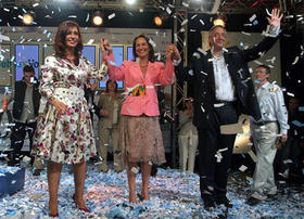 Cristina Fernández (a la izquierda) celebra su victoria junto a su esposo Néstor Kirchner, presidente argentino, y la ex candidata presidencial francesa Segolene Royale (al centro). (AP) Elecciones en Argentina