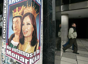 Un cartel contra el presidente argentino y la primera dama-candidata presidencial: 'No votamos a la monarquía'. (AP)