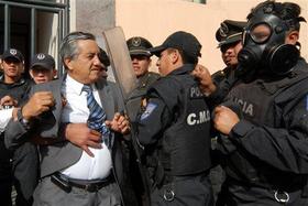La Policía intenta impedir la entrada al Congreso al diputado destituido, Edison Chávez. (AP) Congresistas destituidos