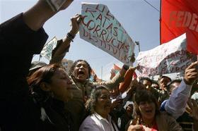 Manifestantes reunidos en las afueras del Congreso para rechazar la posible presencia de legisladores destituidos. (AP) Manifestantes