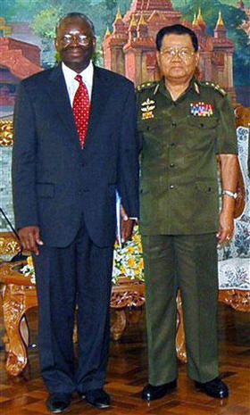 El enviado especial de la ONU, Ibrahim Bambari (izq.), posa junto al jefe de la Junta Militar de Birmania, el general Than Shwe. (AP / XINHUA)
