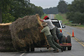 Grupo de campesinos participantes en los bloqueos de carreteras. (AP) Protestas