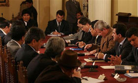 Reunión entre el presidente boliviano, Evo Morales (a la cabeza de la mesa), y prefectos oficialista y opositores. (AP) Bolivia