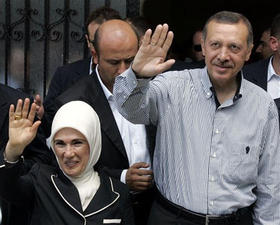 El primer ministro turco, Recep Tayyip Erdogan, y su esposa, Emine Erdogan (a la izquierda), saludan a sus seguidores después de votar. (AP) Elecciones turcas