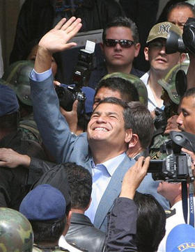 El presidente ecuatoriano Rafael Correa después de votar este domingo. (AP)