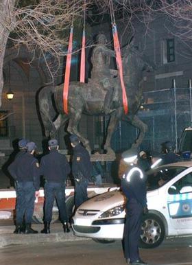 Traslado de la estatua del dictador Francisco Franco desde una céntrica plaza madrileña hasta un museo. (EFE) Traslado de la estatua del dictador Francisco Franco desde una céntrica plaza madrileña hasta un museo. (EFE)