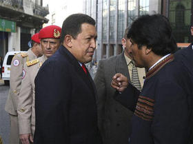 Chávez y Morales, durante la Cumbre de Mercosur en Uruguay. (AP)